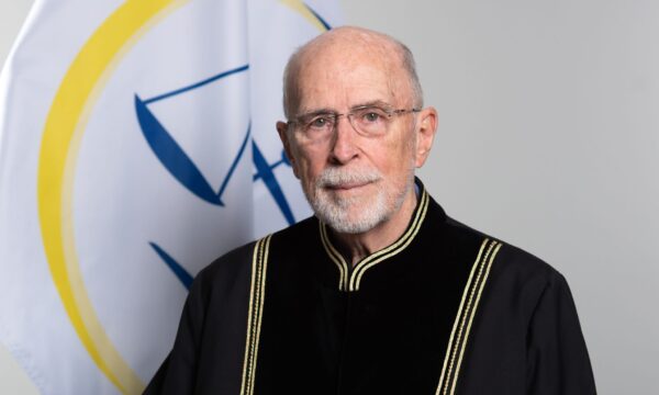 Pamje kur kryetari i Trupit Gjykues, Charles Smith niset drejt Gjykatës Speciale për shpalljen e aktgjykimit
