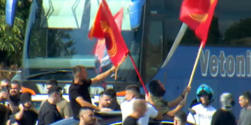 “Shkojmë në shesh”, protestuesit largohen nga objekti i EULEX-it