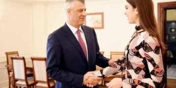 Dua Lipa reagon pas vendimit të Gjykatës Speciale – shpërndan shifrat e krimeve serbe në Kosovë