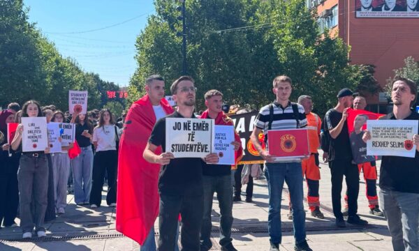 Studentë shkojnë para Qeverisë: Liri dhe drejtësi për heronjtë tanë