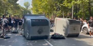 Protestuesit bllokojnë rrugën përpara selisë së PD-së, përmbysin koshat e mbeturinave në rrugë