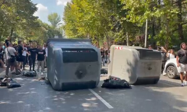Protestuesit bllokojnë rrugën përpara selisë së PD-së, përmbysin koshat e mbeturinave në rrugë