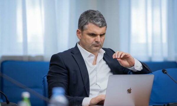 Deputeti shqiptar në Parlamentin malazez: Duhet dokumentuar krimet e Serbisë në Kosovë pas vendimit të Hagës