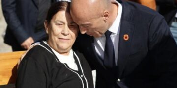 “Nëna Rukë shpërtheu në lotë pas verdiktit ndaj katërshes së UÇK-së”