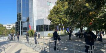 Masa të shtuara për protestën thirrur nga OVL e UÇK, Policia: Pjesëmarrësit të mos përdorin maska e mjete të forta