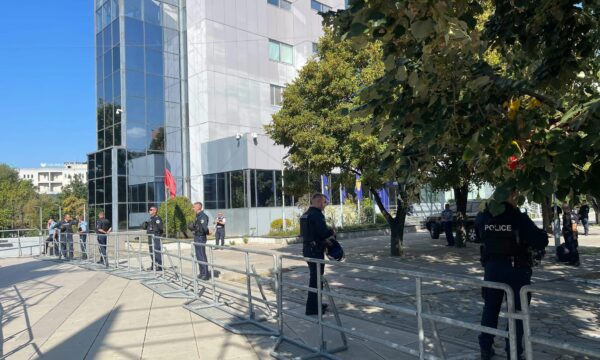 Masa të shtuara për protestën thirrur nga OVL e UÇK, Policia: Pjesëmarrësit të mos përdorin maska e mjete të forta