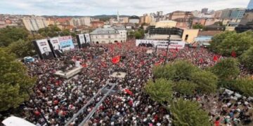 Protesta e orës 12:00 në sheshin “Skënderbej”, ambasada e SHBA del me udhëzime për shtetasit amerikanë