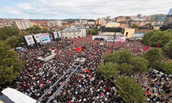 Protesta e orës 12:00 në sheshin “Skënderbej”, ambasada e SHBA del me udhëzime për shtetasit amerikanë