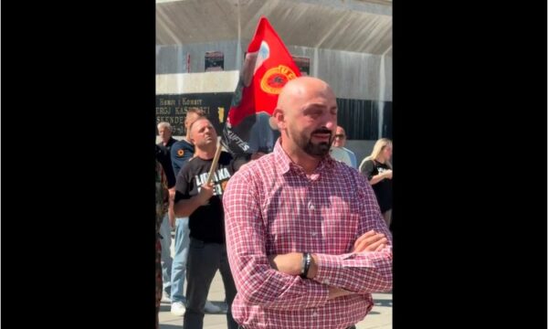 Protestuesi nuk i mban lotët në protestën në mbështetje të Çlirimtarëve
