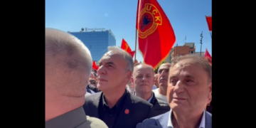 Fatmir Limaj publikon video nga protesta, vëllai i Hashim Thaçit afër tij shihet i përlotur