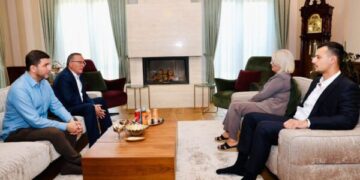 Hamza viziton familjet Thaçi, Veseli dhe Krasniqi: Nuk jeni vetëm, do të angazhohemi deri në kthimin në atdhe të luftëtarit të fundit të lirisë