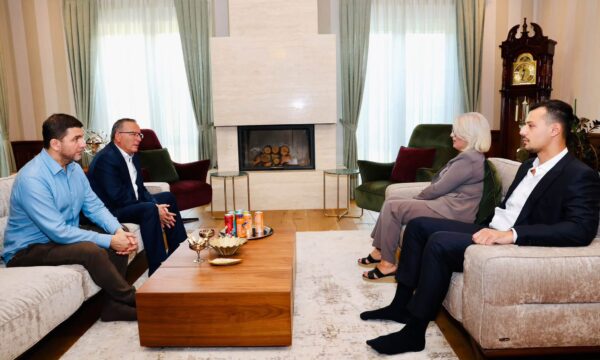 Hamza viziton familjet Thaçi, Veseli dhe Krasniqi: Nuk jeni vetëm, do të angazhohemi deri në kthimin në atdhe të luftëtarit të fundit të lirisë
