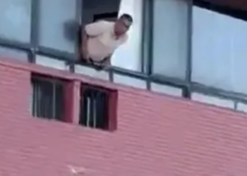 Video/ U kap mat me gruan e një tjetri, momenti i frikshëm kur burri bie nga dritarja teksa tentoi të arratisej