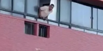 Video/ U kap mat me gruan e një tjetri, momenti i frikshëm kur burri bie nga dritarja teksa tentoi të arratisej