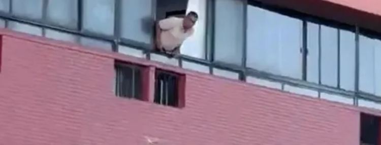 Video/ U kap mat me gruan e një tjetri, momenti i frikshëm kur burri bie nga dritarja teksa tentoi të arratisej