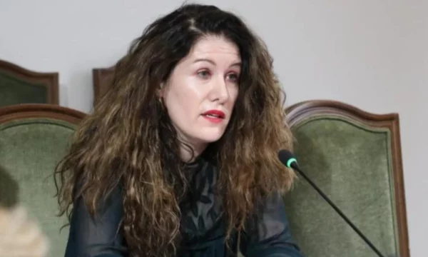 Mediat në Shqipëri: Vlora Hyseni i dorëzohet policisë së Shqipërisë në kufi me Kosovën