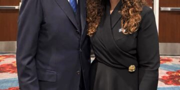 Vjosa Osmani takon Bill Clintonin