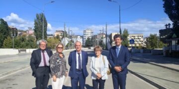 Senatorët francezë publikojnë foto nga Ura e Ibrit, në sfond shihet vetura e karabinierëve, ambasada jep detaje
