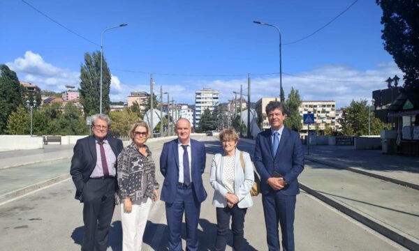 Senatorët francezë publikojnë foto nga Ura e Ibrit, në sfond shihet vetura e karabinierëve, ambasada jep detaje