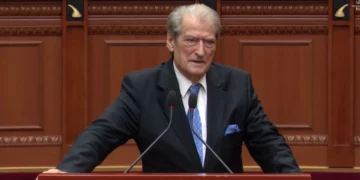 Berisha përplaset me ministren: Kjo zonja ka kaluar nga zyra e Agasit për t’u ngjitur në detyrë si deputete