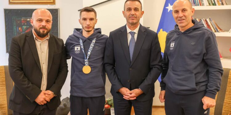 Ministri Gashani pret në takim karateistin Islam Selmani, kampion i Lojërave Mesdhetare