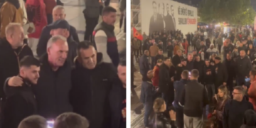 Nata e 10 e protestës, qytetarët mblidhen në sheshin e Prishtinës kundër dënimit të ish-krerëve të UÇK’së, shihet edhe Fatmir Limaj