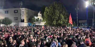 ‘‘Jam tërësisht i pafajshëm në të gjitha pikat e aktakuzës’’, nis protesta në Prishtinë, pjesëmarrësit s’i ndal as shiu