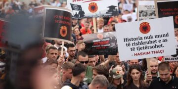 Adrian Morina, Arta Jashari e Fahri Fazliu i Ri në natën e 11-të të protestës në shesh