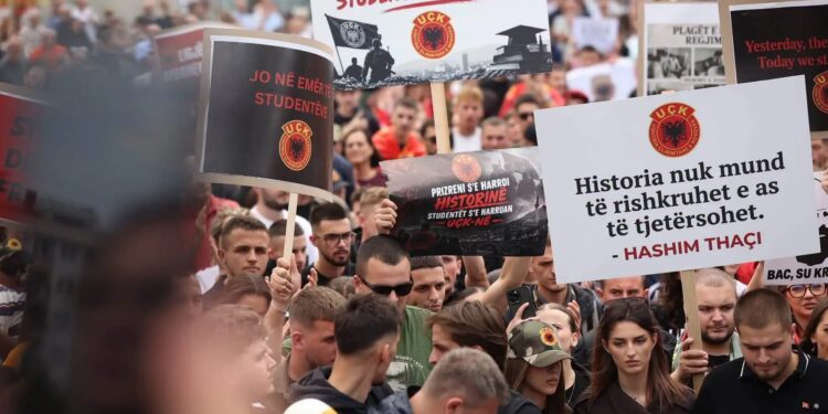 Adrian Morina, Arta Jashari e Fahri Fazliu i Ri në natën e 11-të të protestës në shesh