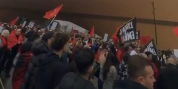 Bashkatdhetarët në Finlandë nuk i ndal as shiu e i ftohti: Protestojnë kundër aktgjykimit dënues të Gjykatës Speciale (VIDEO)