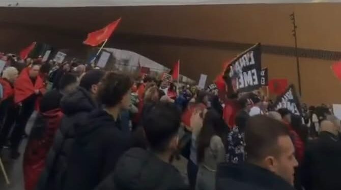 Bashkatdhetarët në Finlandë nuk i ndal as shiu e i ftohti: Protestojnë kundër aktgjykimit dënues të Gjykatës Speciale (VIDEO)