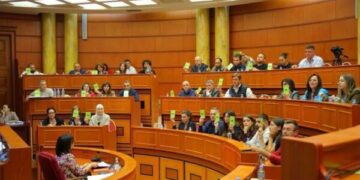 Tirana nderon krerët e UÇK-së, Thaçi, Veseli, Krasniqi e Selimi “Qytetarë Nderi”