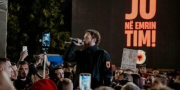 “Ligjin e UÇK-së e ke në tavolinë, sille në Kuvend – çfarë po pret” Çlirim Haziri i drejtohet Kurtit nga protesta