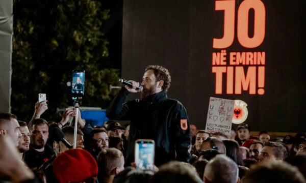 “Ligjin e UÇK-së e ke në tavolinë, sille në Kuvend – çfarë po pret” Çlirim Haziri i drejtohet Kurtit nga protesta