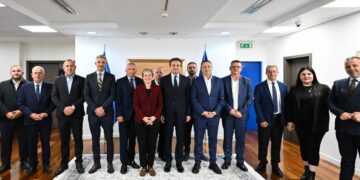 Kurti njofton se është arritur marrëveshja për “Koalicionin Shqiptar” për zgjedhjet në Serbi