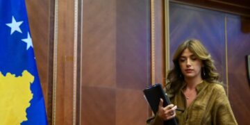 Kushtetuesja vërejtje të kujdesshme Haxhiut që e vonoi seancën konstituive, deputetëve ua kujton që mund ta thërrasin vetë
