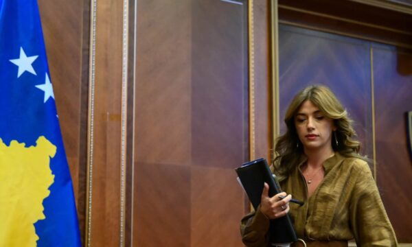 Kushtetuesja vërejtje të kujdesshme Haxhiut që e vonoi seancën konstituive, deputetëve ua kujton që mund ta thërrasin vetë