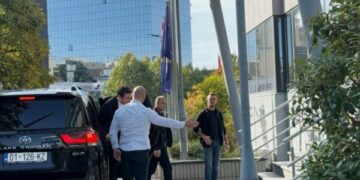 Kurti futet në Qeveri, s’përgjigjet për mospërfshirjen në rend dite të Projektligjit për Dhomat e Specializuara