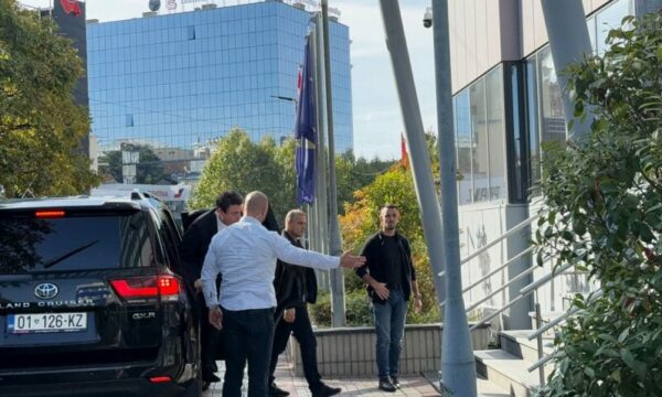 Kurti futet në Qeveri, s’përgjigjet për mospërfshirjen në rend dite të Projektligjit për Dhomat e Specializuara