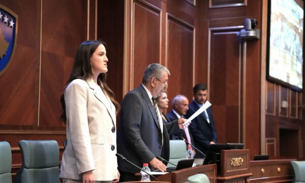 Dehari i papërmirësueshëm, Kushtetuesja thotë se i vazhdoi shkeljet duke i cenuar detyrimet e tij gjatë seancës konstituive