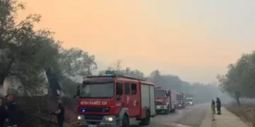Orë tmerri për Himarën, disa banesa të shkrumbuara, nis ndërhyrja nga ajri mëngjesin e sotëm