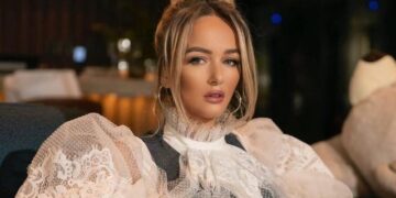 Deputetja e Kuvendit, Adriana Matoshi, pozon para pasqyrës e veshur në bikini