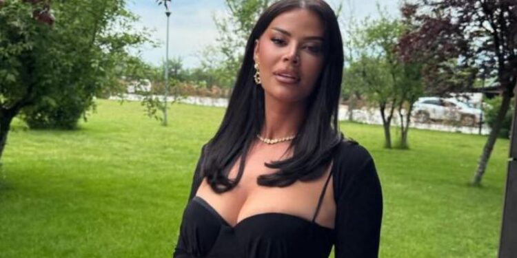 Santiana publikon pamje më shoqëri të një mashkulli, situata duke serioze
