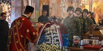 Mijëra njerëz në varrimin e Mlladiqit në Beograd – krimineli i dënuar për gjenocid nderohet nga nacionalistët serbë