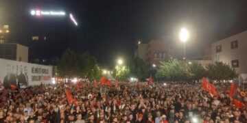 Këta janë folësit në natën e 12-të të protestës ‘’Jo në emrin tim’’