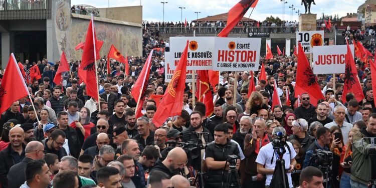 Ali Ahmeti publikon pamje nga protesta në Shkup: “Liri për çlirimtarët!”