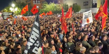 Vazhdon protesta në Prishtinë, sheshi mbushet me qytetarë në ditën e 12-të