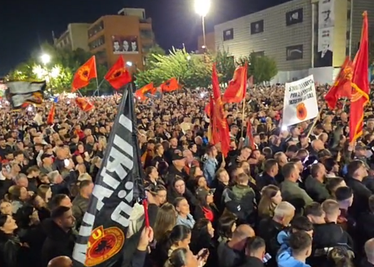 Vazhdon protesta në Prishtinë, sheshi mbushet me qytetarë në ditën e 12-të