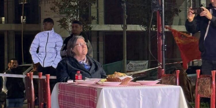 Kështu protestoi kundër verdiktit të Speciales Nëna Ferdonije Qerkezi sonte në Gjakovë