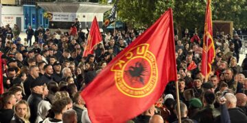 Qytetarët mblidhen në shesh në natën e 13 të protestës kundër aktgjykimit të Speciales